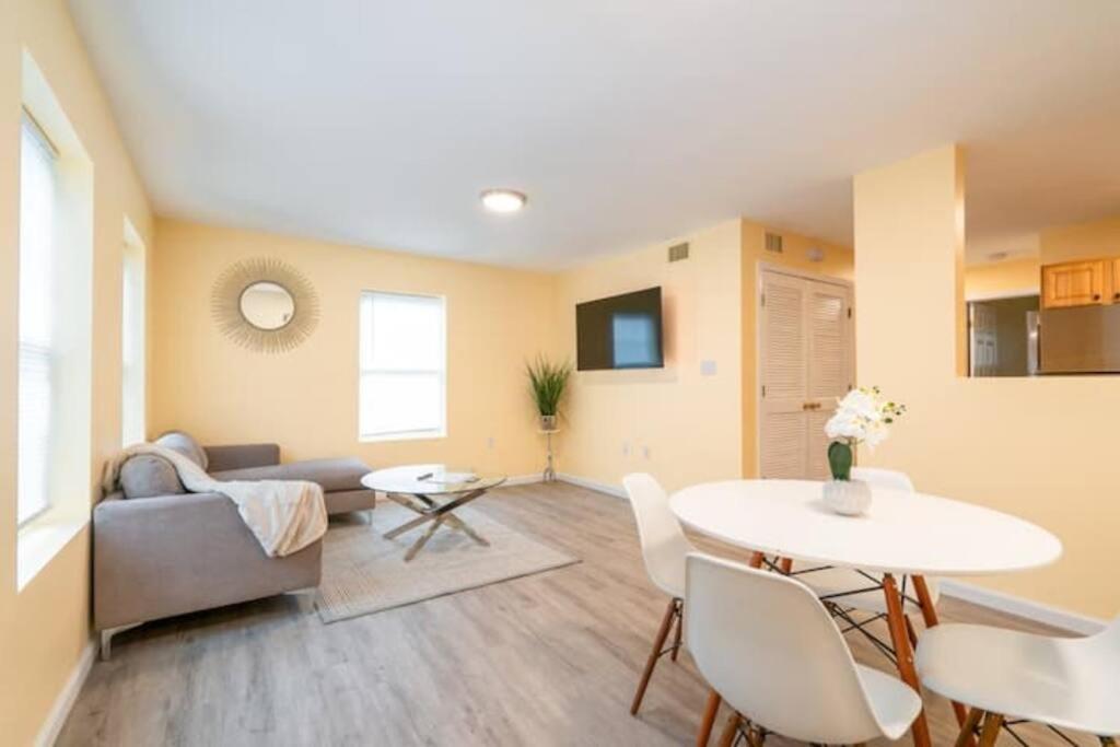 Gorgeous Waterfront 2 Bedroom 1 Bath Modern Home. New Haven Exterior photo