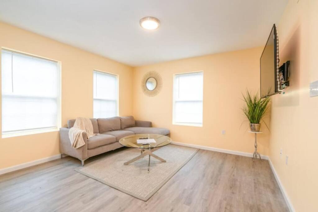 Gorgeous Waterfront 2 Bedroom 1 Bath Modern Home. New Haven Exterior photo