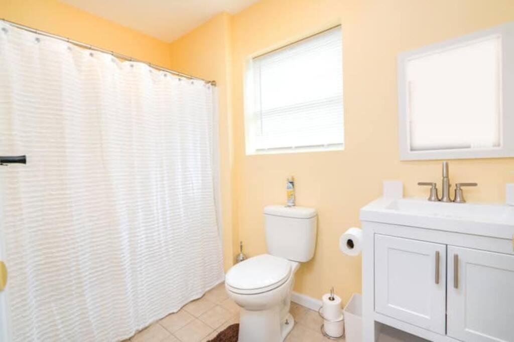 Gorgeous Waterfront 2 Bedroom 1 Bath Modern Home. New Haven Exterior photo